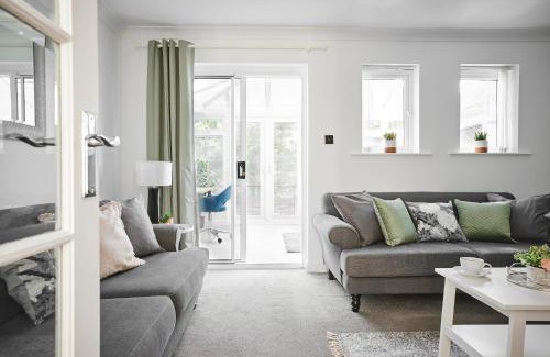 Ainley Top House | Links to M62 - 3 bedroom property