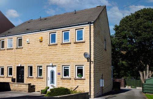 Ainley Top House | Links to M62 - 3 bedroom property
