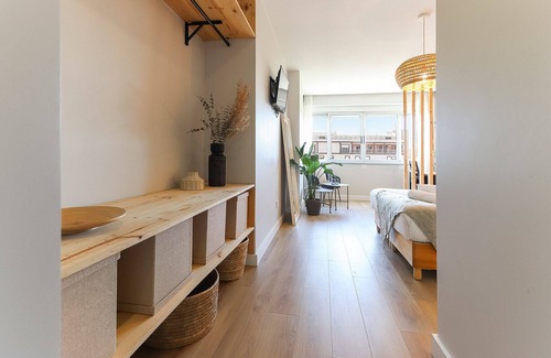 Olivais Bed & Breakfast | Lisbon Airport Earth by Homing