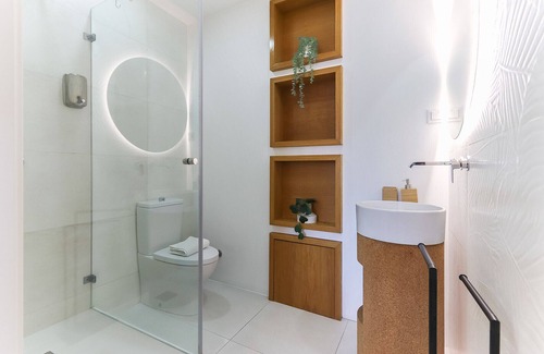 Olivais Bed & Breakfast | Lisbon Airport Earth by Homing