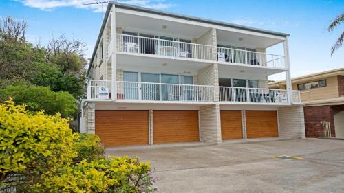Woorim House | LISTEN TO THE SURF from Rickman Pde, Woorim