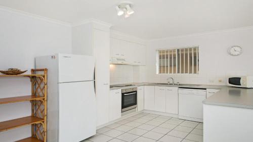 Woorim House | LISTEN TO THE SURF from Rickman Pde, Woorim