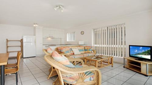 Woorim House | LISTEN TO THE SURF from Rickman Pde, Woorim
