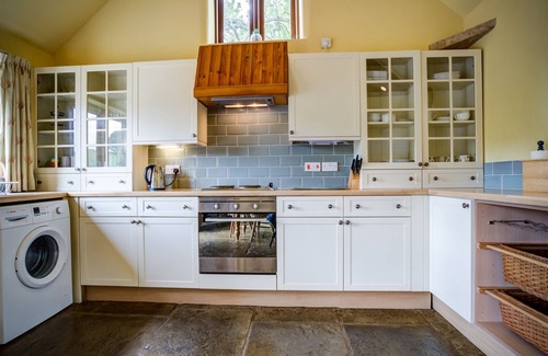Whichford Cottage | LITTLE BARN, pet friendly, with a garden in Chipping Norton