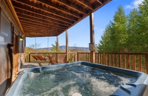 Gatlinburg - Pigeon Forge Ski Chalet | Little Cub Cabin I Spacious Exquisite View 3 King Hot Tub & BBQ