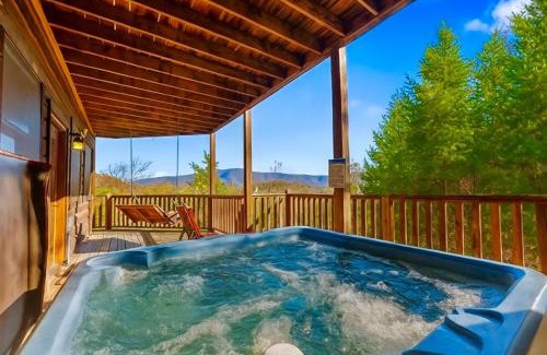 Gatlinburg - Pigeon Forge Ski Chalet | Little Cub Cabin I Spacious Exquisite View 3 King Hot Tub & BBQ