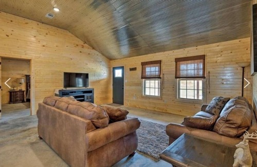 Golden Cabin | Little House on the Prairie 3 Bed Luxury Cabin Mins from Mt. Fork River