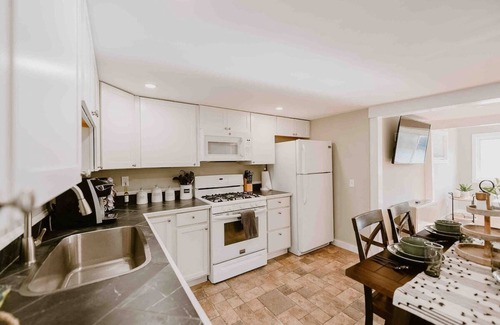Winthrop House | Little Landing Cottage | Lakefront · Dock · Kayaks