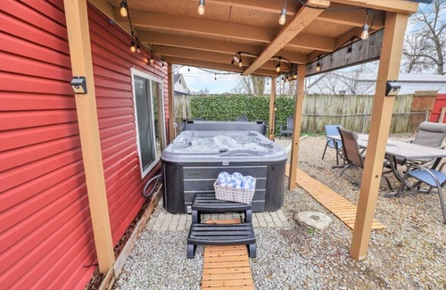 Buckeye Lake Cabin | Little Red Cabin @ Buckeye Lake with Hot Tub