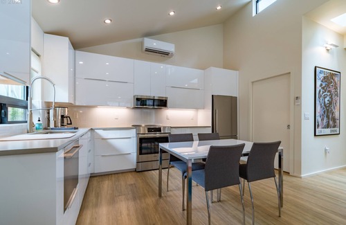 Amazon House | "Little Wing" - modern & stylish ideal UO location
