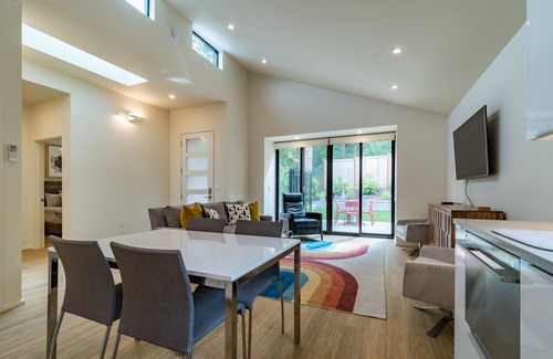 Amazon House | "Little Wing" - modern & stylish ideal UO location