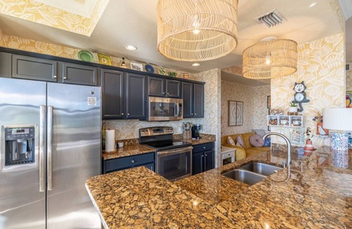 Naples Condo | Live in Paradise with Golf, Tennis, Gym, Pools + More!