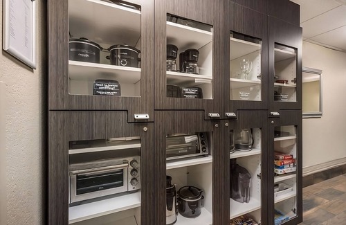 Gateway Hotel | Live Music Capital Hideaway! Pet-friendly Property, Fully-equipped Kitchen!