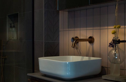 Fitzroy Apartment | Live on the world's most livable street! Walk everywhere, pet welcome.