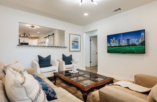 Sweetbriar House | 🎸 Live the SoCo Life 🏡 3BR + 5 Beds 🌊 Walk to Barton Springs & Local Eats 🍴