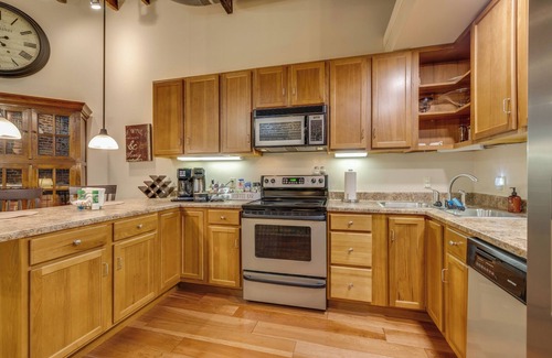 Bristol Apartment | LiveLike a LocalLoft, Downtown,Walkable/Music