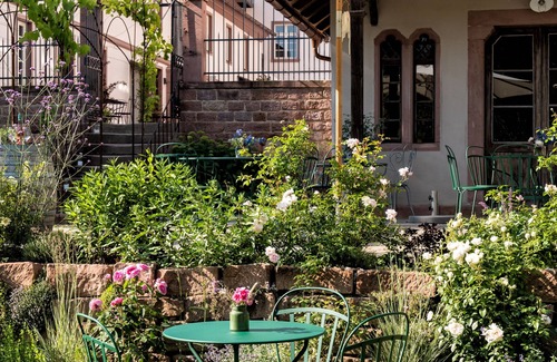 Lahr Apartment | Living in a city palace with a quiet inner courtyard and garden