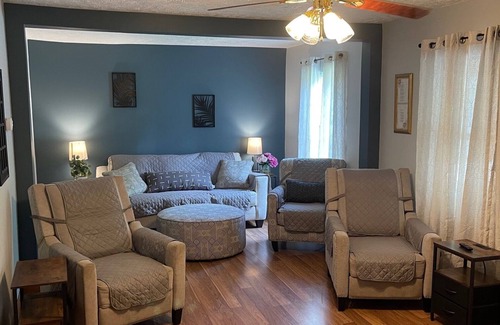 Ragland House | Living on the Edge! Charming 3-bedroom house with HOT TUB and King bed!