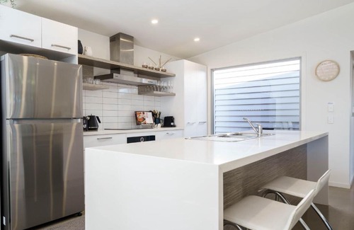 Cowes House | Living The Beach Dream - Pets, WiFi, 4 bdrm, 450m Shops