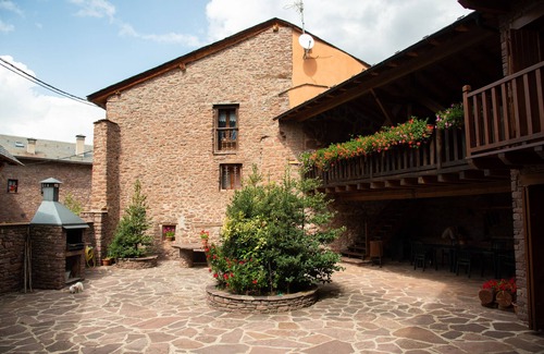 Llagunes Apartment | Lo Pallé de Cal Bosch ground floor, adapted reduced mobility wifi jardin barbac
