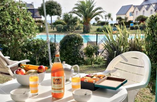 Guilvinec Apartment | LocaLise - A05 - Plain-pied avec petite vue mer donnant sur la piscine et le jardin - Grande salle de bain - Wifi inclus - draps inclus - animaux bienvenus - parking gratuit