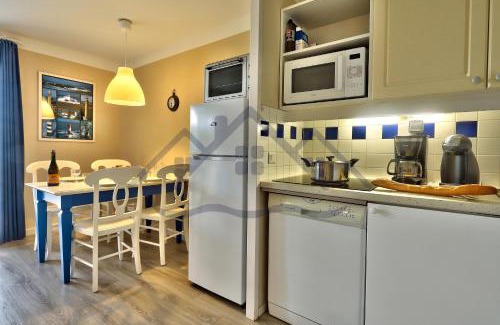 Guilvinec Apartment | LocaLise - A05 - Plain-pied avec petite vue mer donnant sur la piscine et le jardin - Grande salle de bain - Wifi inclus - draps inclus - animaux bienvenus - parking gratuit