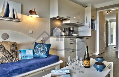 Guilvinec Apartment | LocaLise - A18 - Appartement avec balcon - Petite vue mer à travers le palmier - Piscine de avril à septembre - Wifi inclus - Animaux admis - Draps inclus - Parking inclus