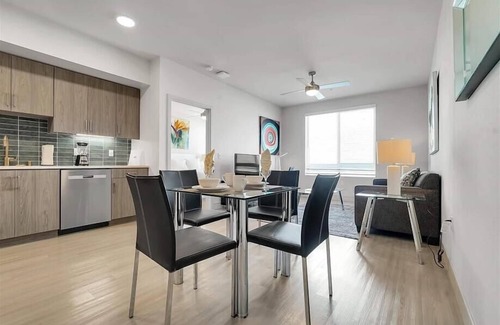Midway District Apartment | Locat eats nearby 1 BR w/Full kitchen & Pool