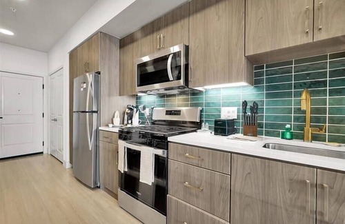 Midway District Apartment | Locat eats nearby 1 BR w/Full kitchen & Pool