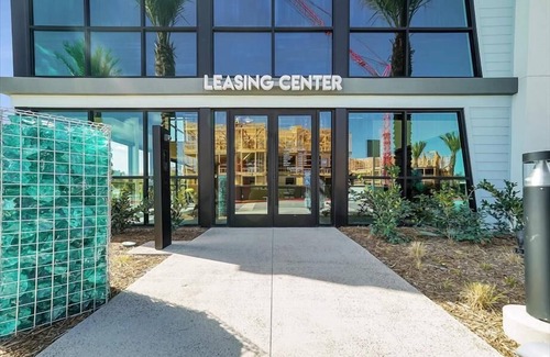Midway District Apartment | Locat eats nearby 1 BR w/Full kitchen & Pool