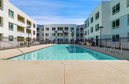 Midway District Apartment | Locat eats nearby 1 BR w/Full kitchen & Pool