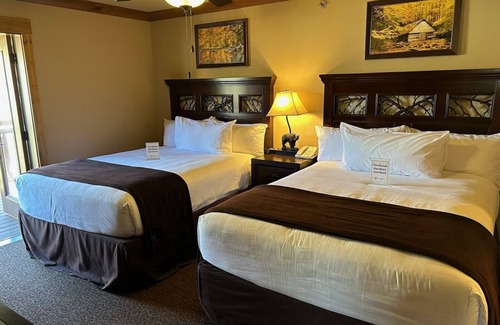 Gatlinburg - Pigeon Forge Resort | Located Between Gatlinburg Pigeon Forge With Waterpark 3 Pools and Putt Putt