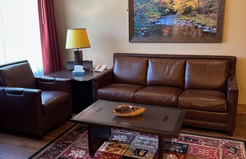 Gatlinburg - Pigeon Forge Resort | Located Between Gatlinburg Pigeon Forge With Waterpark 3 Pools and Putt Putt