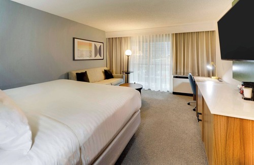 Oyster Point Hotel | Located Close to Jack Drago Park, Pet-friendly, with Onsite Parking