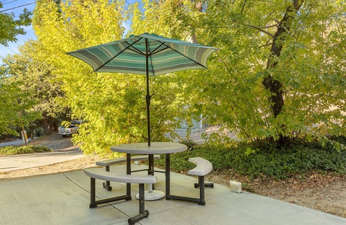 Arrowbear Lake Cabin | Located Half way between Lake Arrowhead&Big Bear/Level Entry