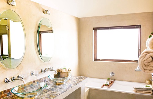 Pringle Bay House | Located in a Nature Reserve, you will get pampered and can relax.