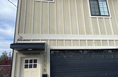 Evanston Apartment | Located in Downtown Evanston, Walking distance to food, shops, and Train Depot.