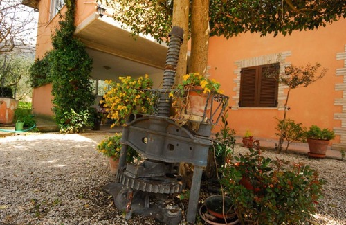 Casenuove Apartment | Located in the Capodacqua district of Assisi, 5 km from Assisi, Casa Fiorelli is a quiet apartment surrounded by nature with a wonderful view that stretches from Assisi to Mount Subasio.Located in a strategic position, it allows to reach in few kilometer