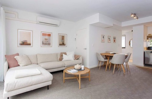 North Coogee Apartment | Located just a stones throw from the Beach Breaksea is the perfect place to enjoy some time away