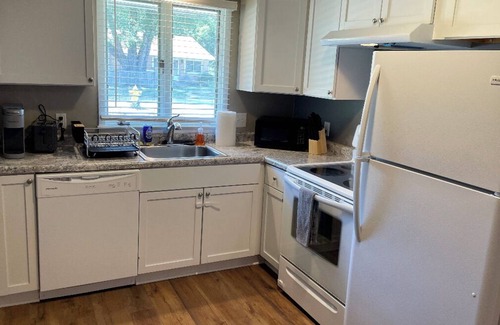 Urbandale House | Located minutes away from target, dining & interstate! Safe culdasac with park!