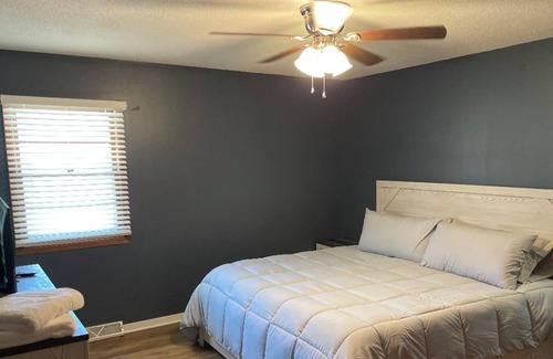 Urbandale House | Located minutes away from target, dining & interstate! Safe culdasac with park!