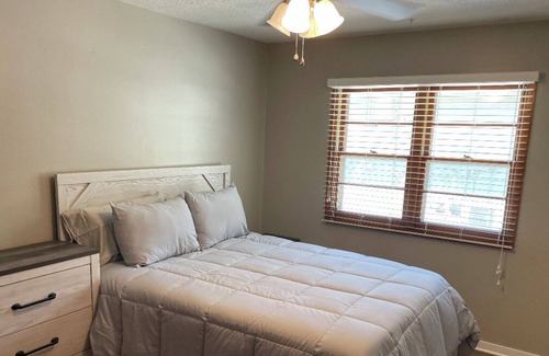 Urbandale House | Located minutes away from target, dining & interstate! Safe culdasac with park!