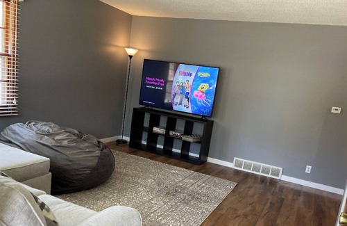 Urbandale House | Located minutes away from target, dining & interstate! Safe culdasac with park!