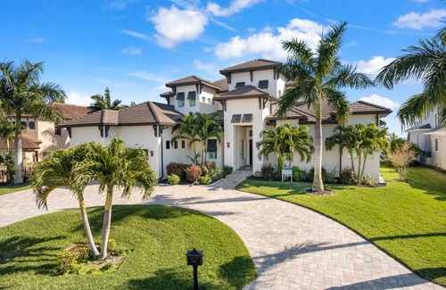 Caloosahatchee Villa | Located southwest Cape Coral directly at river, southern exposure. Sun all day.