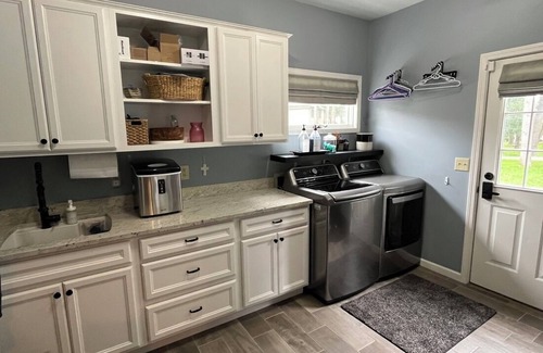 Granger House | LOCATION A+ Spacious 5-bedroom home, walk to dinner & ice cream. A kid kingdom!
