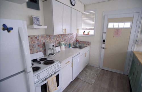 Golden Beach House | LOCATION! Cute & Quiet Venice Villa 2 min walk to direct access to Golden Beach