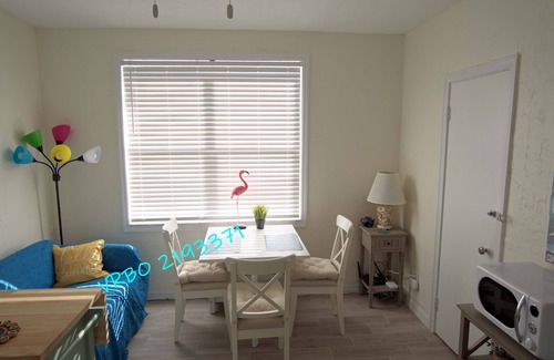 Golden Beach House | LOCATION! Cute & Quiet Venice Villa 2 min walk to direct access to Golden Beach