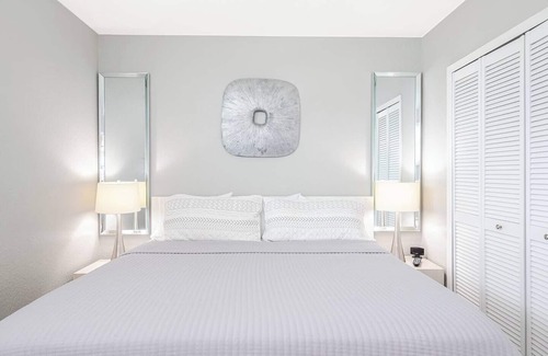 Clearwater Beach Hotel | Location! Duo Beachcondo Paradise! Sleeps 14