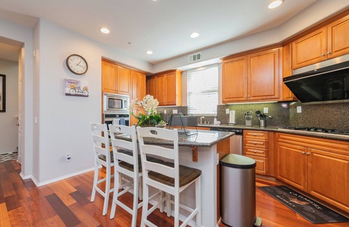 Woodbury House | Location! Location! Woodbury-Walking to Shopping and Activities 步行到商圈，活動中心