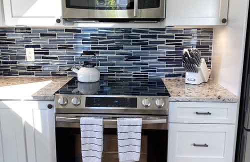 Vineyard Haven Cottage | LOCATION & QUALITY! Right in town, freshly renovated, near everything u need!